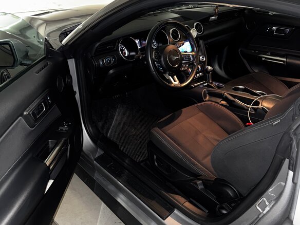 2021 Ford Mustang VI Рестайлинг, серебристый, 3000000 рублей - вид 7