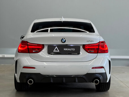 2022 BMW 1 серии 120i III (F52) Рестайлинг, белый, 2430000 рублей, вид 3