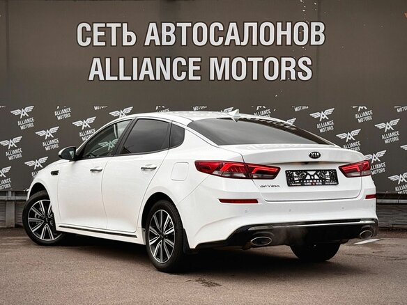 2019 Kia Optima IV Рестайлинг, белый, 2165000 рублей - вид 4
