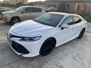 2019 Toyota Camry VIII (XV70), белый, 2450000 рублей, вид 2
