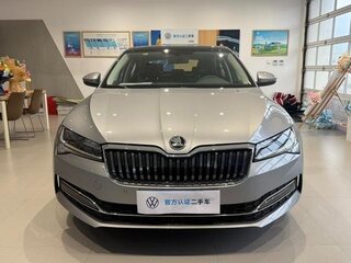 2022 Skoda Superb III Рестайлинг, серебристый, 1750000 рублей, вид 2