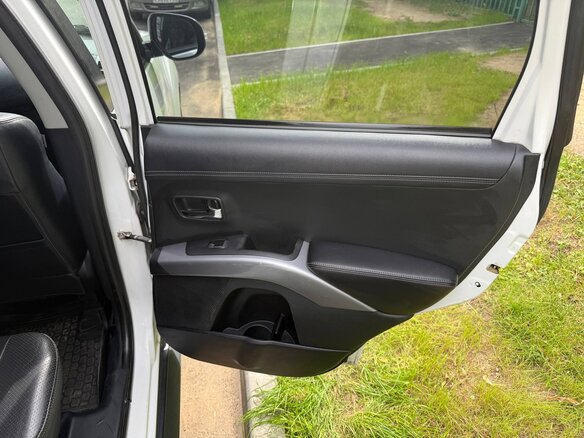 2011 Mitsubishi Outlander II Рестайлинг, белый, 1200000 рублей - вид 29