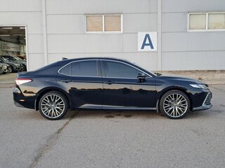 2021 Toyota Camry VIII (XV70) Рестайлинг, чёрный, 3340000 рублей, вид 4