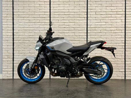 2026 Yamaha MT-09 (FZ-09), серый, 1575000 рублей, вид 2