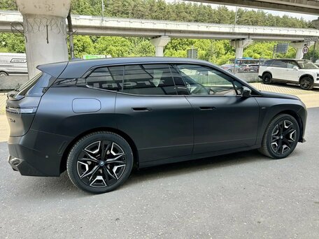 2022 BMW iX xDrive50 I (I20), чёрный, 7650000 рублей, вид 4