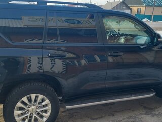 2017 Toyota Land Cruiser Prado 150 Series Рестайлинг 1, чёрный, 4370000 рублей, вид 4