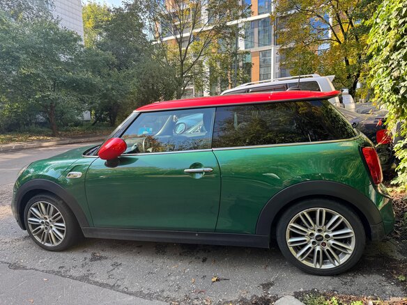 2019 Mini Hatch Cooper S III (F55/F56) Рестайлинг, зелёный - вид 2