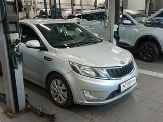 2015 Kia Rio III Рестайлинг, серебристый, 950000 рублей, вид 2