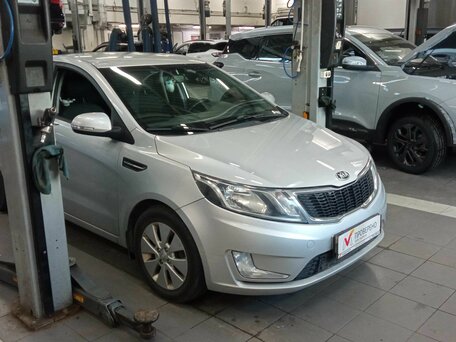 2015 Kia Rio III Рестайлинг, серебристый, 950000 рублей, вид 2