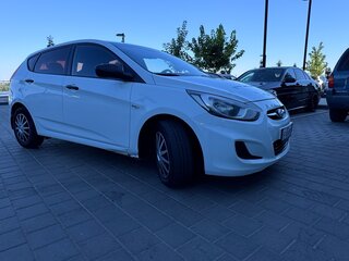 2013 Hyundai Solaris I, белый, 690000 рублей, вид 3