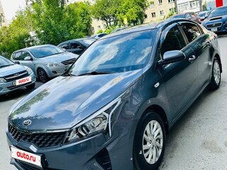 2021 Kia Rio IV Рестайлинг, серый, 1090000 рублей, вид 1