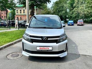2015 Toyota Voxy III (R80), серебристый, 1875000 рублей, вид 2