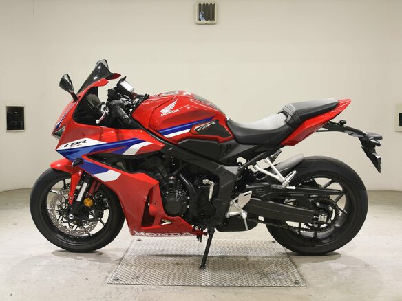 2025 Honda CB 650R, красный, 1020000 рублей - вид 1