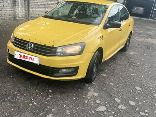 2017 Volkswagen Polo V Рестайлинг, жёлтый, 650000 рублей, вид 2