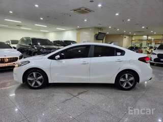 2017 Kia K3 I Рестайлинг, белый, 1220000 рублей, вид 4