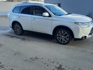 2014 Mitsubishi Outlander III Рестайлинг, белый, 1550000 рублей, вид 4