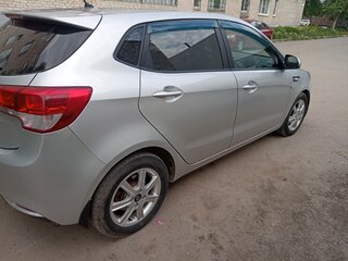 2015 Kia Rio III Рестайлинг, серебристый, 1050000 рублей, вид 4