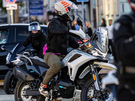 2026 CFMoto 1000MT-X Sport (ABS), серый, 900000 рублей, вид 2