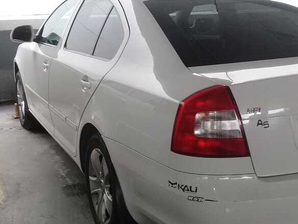2013 Skoda Octavia II (A5) Рестайлинг, белый, 1000000 рублей - вид 2