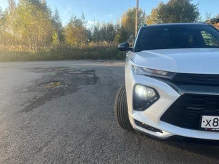 2021 Chevrolet TrailBlazer III, белый, 2000000 рублей, вид 3