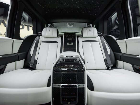 2026 Rolls-Royce Cullinan Black Badge I Рестайлинг (Series II), чёрный, 73670000 рублей - вид 37