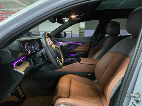 2025 BMW 5 серии Long 530Li xDrive VIII (G60/G61/G68), серый, 8974000 рублей, вид 4