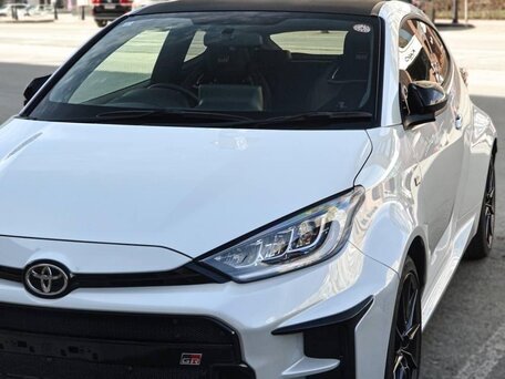 2021 Toyota Yaris IV, белый, 3500000 рублей, вид 2