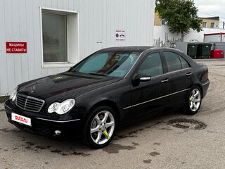 2004 Mercedes-Benz C-Класс 240 II (W203) Рестайлинг, чёрный, 700000 рублей, вид 3