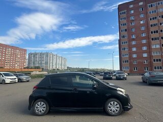 2013 Toyota Vitz III (XP130), чёрный, 665000 рублей, вид 3