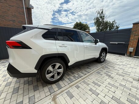 2021 Toyota RAV4 V (XA50), белый, 3850000 рублей, вид 3
