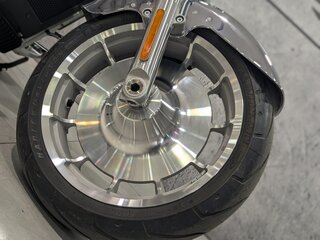 2025 Harley-Davidson Fat Boy, серебристый, 5500000 рублей, вид 2