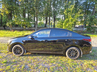 2020 Kia Rio IV Рестайлинг, чёрный, 1450000 рублей, вид 4