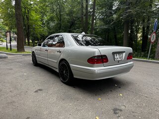 1998 Mercedes-Benz E-Класс 240 II (W210, S210), серебристый, 600000 рублей, вид 5