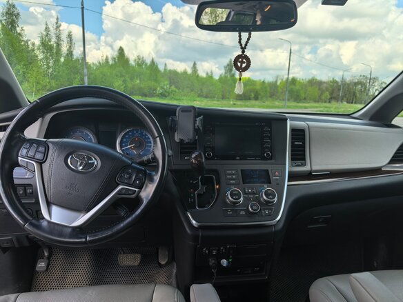 2019 Toyota Sienna III Рестайлинг 2, серый, 3695000 рублей - вид 7