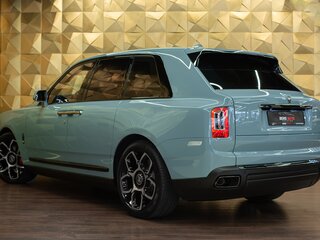 2022 Rolls-Royce Cullinan Black Badge I (Series I), голубой, 36900000 рублей, вид 2