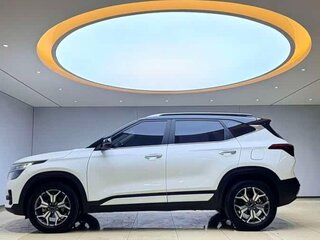 2022 Kia KX3, белый, 2000000 рублей, вид 3