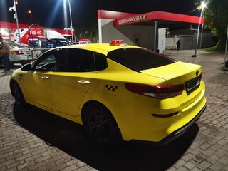 2019 Kia Optima IV Рестайлинг, жёлтый, 880000 рублей, вид 4