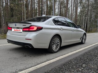 2021 BMW 5 серии 530i xDrive VII (G30/G31/G38) Рестайлинг, белый, 4990000 рублей, вид 5