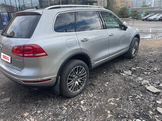 2015 Volkswagen Touareg II Рестайлинг, серебристый, 2390000 рублей, вид 4