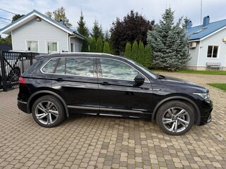 2021 Volkswagen Tiguan II Рестайлинг, чёрный, 4500000 рублей, вид 3