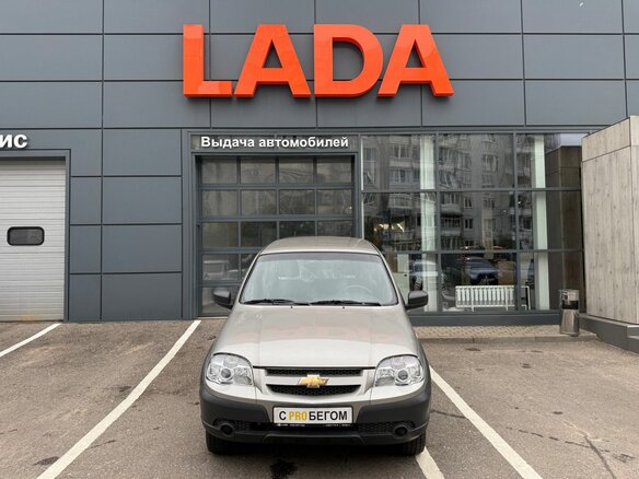 2015 Chevrolet Niva I Рестайлинг, серебристый, 695000 рублей - вид 1