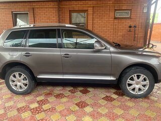 2007 Volkswagen Touareg I Рестайлинг, серый, 980000 рублей, вид 3