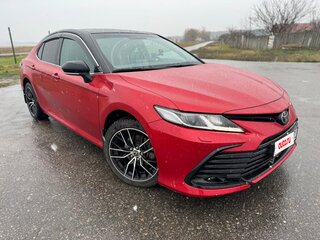 2021 Toyota Camry VIII (XV70) Рестайлинг, красный, 3570000 рублей, вид 2