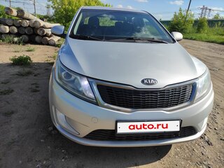 2013 Kia Rio 5-speed III, серебристый, 800000 рублей, вид 1