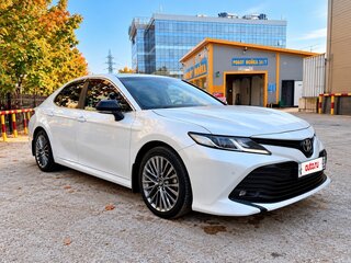 2019 Toyota Camry VIII (XV70), белый, 1850000 рублей, вид 3