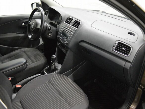 2015 Volkswagen Polo V, коричневый - вид 10