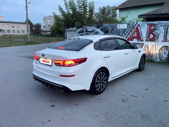 2018 Kia Optima IV Рестайлинг, белый, 1550000 рублей - вид 4