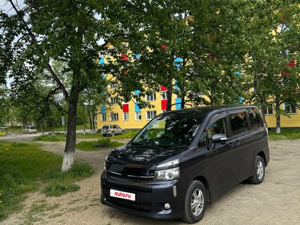 2011 Toyota Voxy II (R70) Рестайлинг, фиолетовый, 1850000 рублей - вид 2