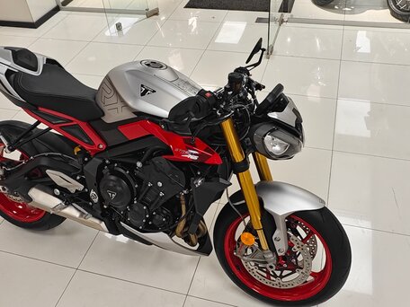 2026 Triumph Street Triple, серый, 1580000 рублей, вид 2