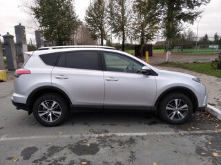 2017 Toyota RAV4 IV (XA40) Рестайлинг, серебристый, 2095000 рублей, вид 3